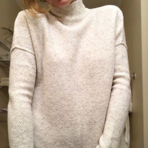 Like NEW Alpaca bland cozy and warm sweater☃️